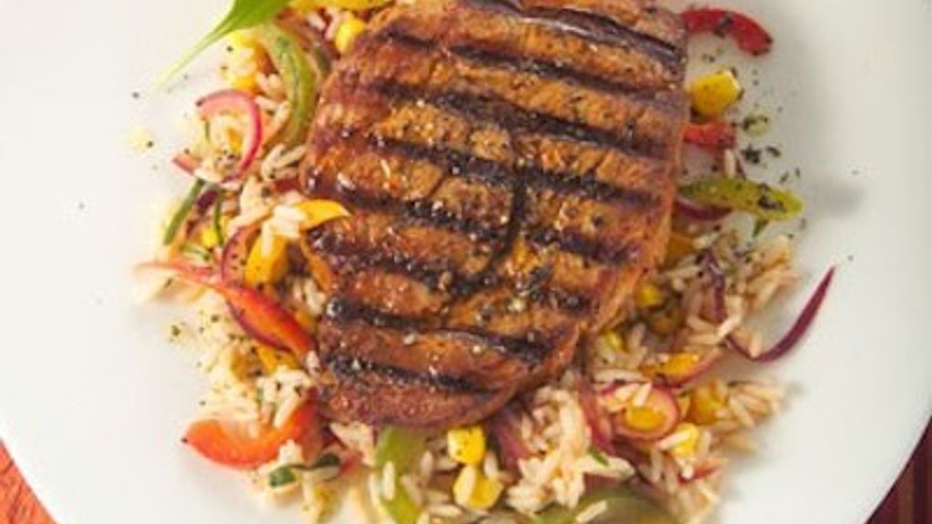 Gegrilltes Schweinenackensteak auf Reissalat mit Bärlauchfrischkäse - Version 2