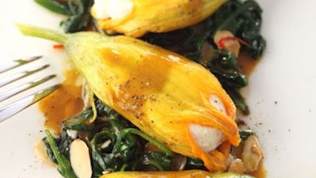 Mit Hecht gefüllte Kürbisblüten auf Spinatgemüse und Apfel-Curry-Sauce - Version 2