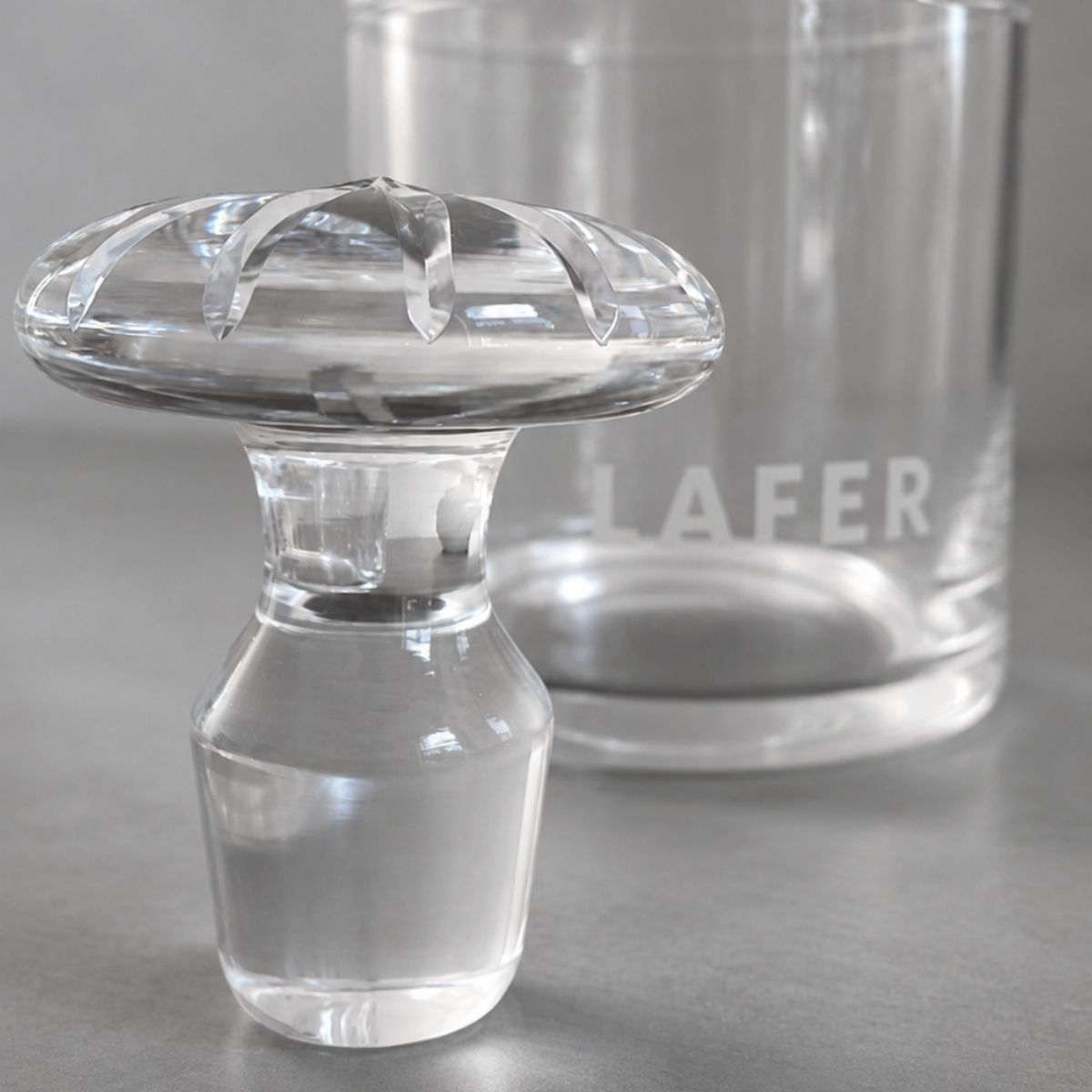 Glaskaraffe mit formgeschliffenem Glasverschluss
